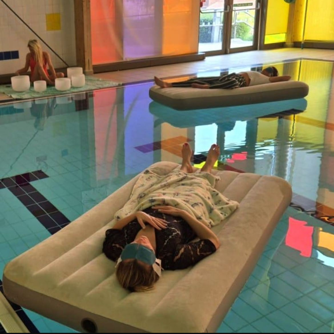 Floating Sound bath in pool